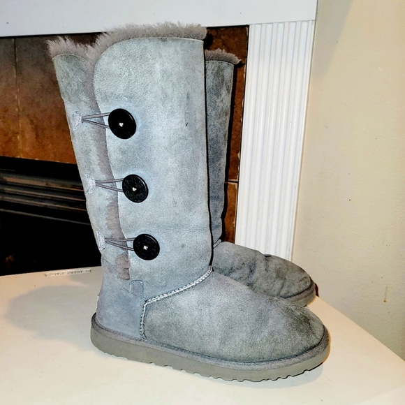 UGG Shoes - UGG Bailey Triple Button Shearling Lined Pull On Gray Suede Tall Boots Sz 9